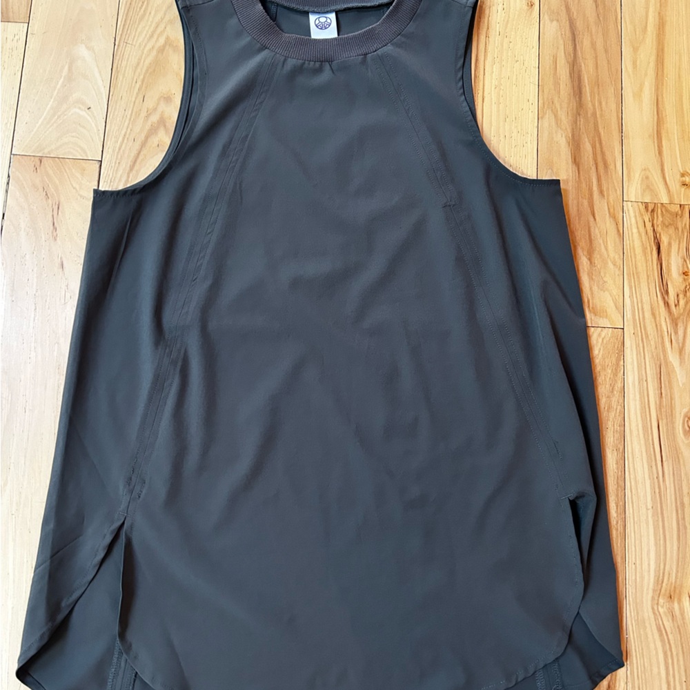 te verde sleeveless top
